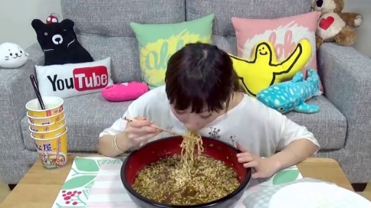 Videogram 大食い 松屋 牛めし風うどん 5 おにぎり 5 食べるよ 木下ゆうか 5 Cups Of Beef Ramen And 5 Onigiri